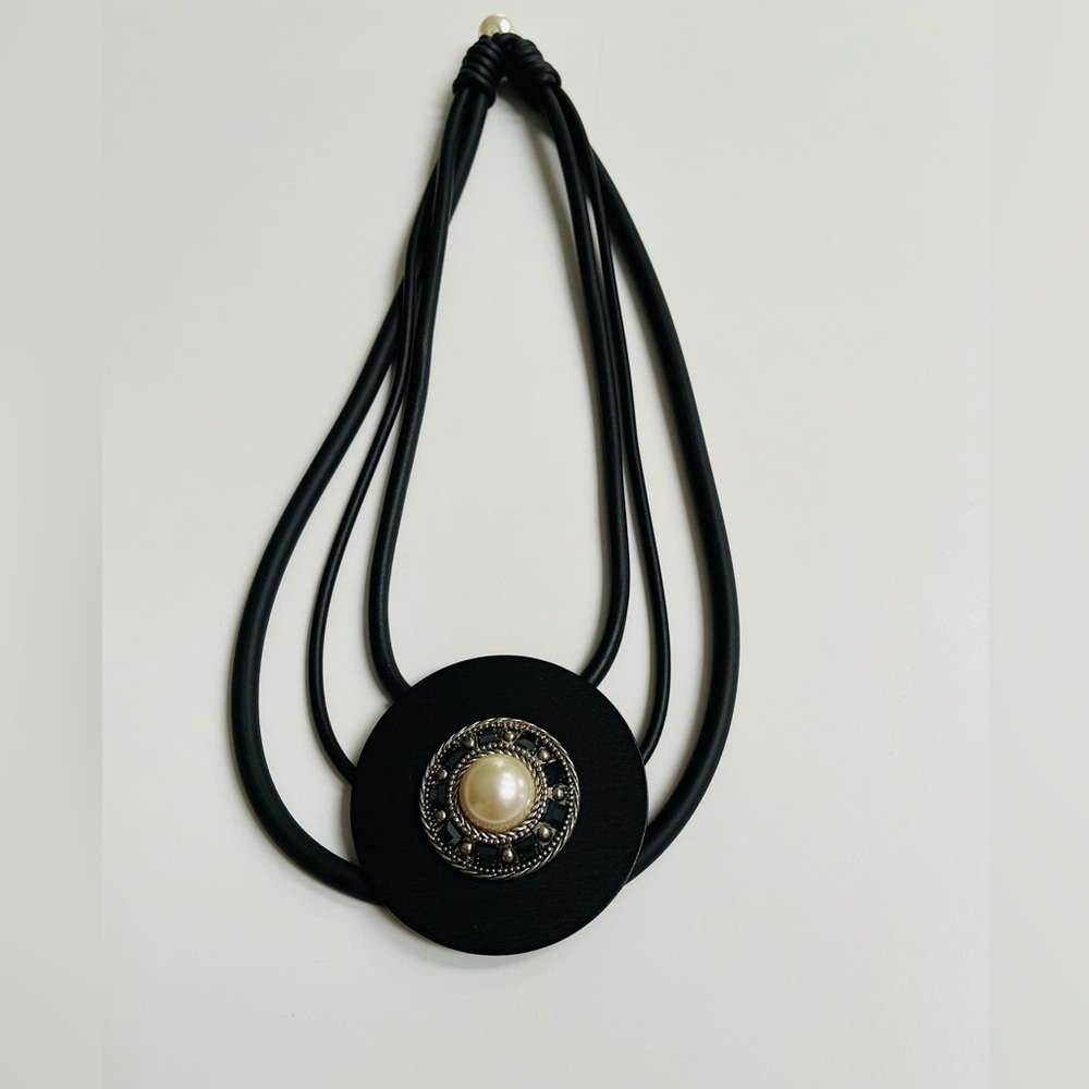 Black rubber necklace with wooden disk with Pearl